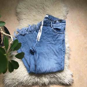 Stiliga jeans med fina detaljer från zara passar tajt strl 38 och perfekt strl 36! 