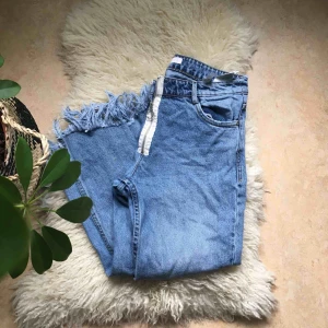  - Stiliga jeans med fina detaljer från zara passar tajt strl 38 och perfekt strl 36! 