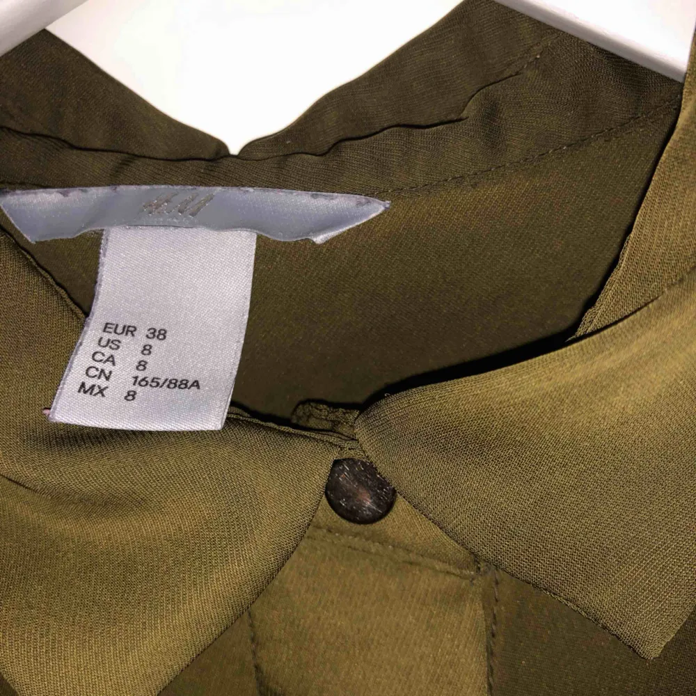 Superfin militärgrön skjorta ifrån HM. Nyskick och fint material som inte skrynklar sig.. Skjortor.