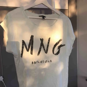  - En oversized ljusturkos t-shirt från mango!! I fint skick.
