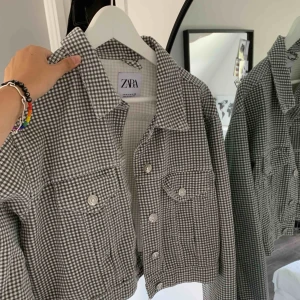  - Jättefin jeansjacka från zara! Storlek M, passar bra för mig som brukar vara S för att få den lite oversized. Använd ca 2 gånger.  Möts upp i Stockholm, annars står köparen för frakten :)