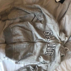  - Älta gant hoodie, från kidsbrandstore. Passar storlek XS. 