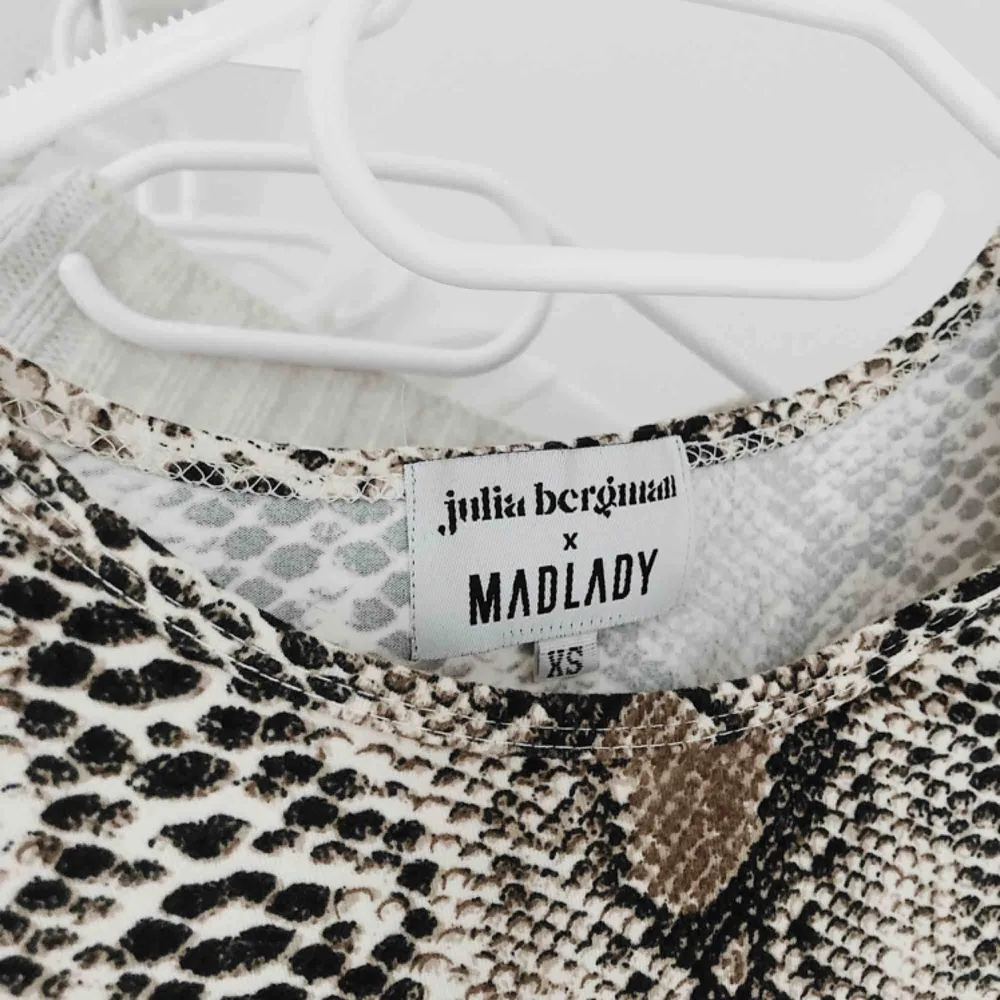 Snygg superfräsch snakeprint långärmad tajt tröja ifrån Julia Bergman x Madlady! Säljer pga inte min stil💓. Toppar.