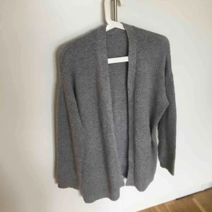  - Super mjuk kofta i grå! Funkar både till en blus eller som en tunnare jacka nu på sommaren!! Vet inte storleken men jag är 170 och den slutar precis nedanför rumpan.