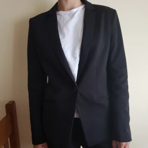 - En svart blazer köpt i Kroatien nu i sommar. Tänkte använda den för bröllop men hitta en klänning istället. Den sitter lite tajtare på midjan och passar jättebra till utsvängda byxor. 🖤