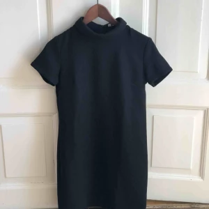  - Svart klänning från Nelly i fint skick. Storlek S