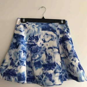  - Utsvängd kjol i scuba-material. Hög midja med dragkedja bak. Frakt tillkommer <3