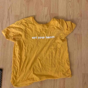  - En senapsgul tröja köpt från Gina, säljs för 30 kr, + eventuell frakt