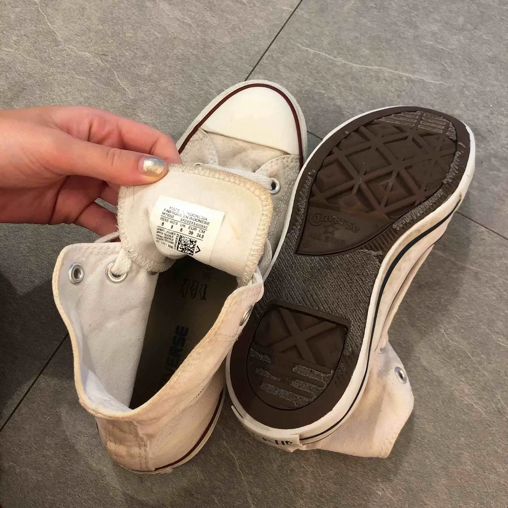 Hej! Säljer jätte coola vita converse!!🤯🤯🥺. Skor.