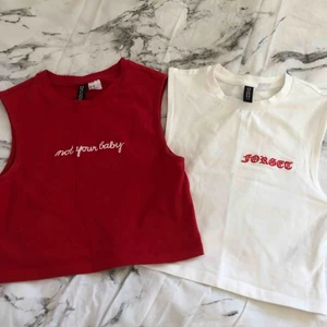  - 2 stycken magtröjor från H&M med hög hals. En röd med vit text där det står ”not your baby” och en vit med röd text där det står ”forget”! Knappt använda då dem är för små för mig🌸 