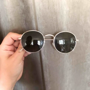  - Säljer dessa solbrillor då jag inte använder dem. De sitter bra och glider inte ner på näsan.  Kommer inte ihåg exakt vart jag köpt dem någonstans, men troligtvis från Gina Tricot! Kan hämtas i Halmstad eller postas. Köparen står för eventuell frakt!