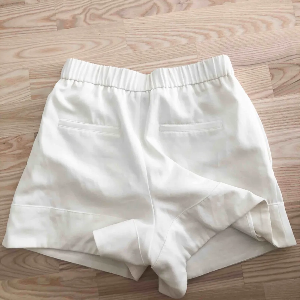 Snygga vita shorts ifrån Gina Tricot. Använd ca 2ggr. Köparen står för frakt. . Shorts.