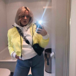  - Coolaste croppade sommarjackan i regnvänligt material!! Köpt nyligen så i toppen skick🥰 neon gul/grön färg, såå inne just nu!! Aningen liten storleken så säljer vidare  Köpt för strax under 500kr  Frakt: 56kr  