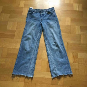  - Levis Altered Wide Leg. Storlek W30. Inköpta 2016, ordnarie pris, 1200kr. Har använts ett fåtal gånger, säljer pga för små för mig. Kan skickas men mottagare står för frakt. Kan mötas upp i Uppsala