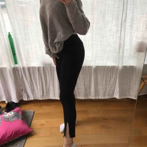  - Jätte fina kostymbyxor med dragkedja längst ner på benet