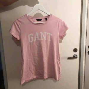  - Rosa gant t-shirt som använts cirka 5 gånger.