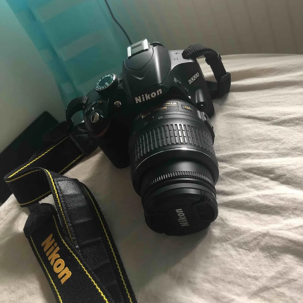 Säljer nu min favorit Nikon kamera D3200 pga den inte kommer till användning, jättefint skick, väska, kabel och laddare medföljer. Kan tänka mig att gå ner till 1500kr. Övrigt.