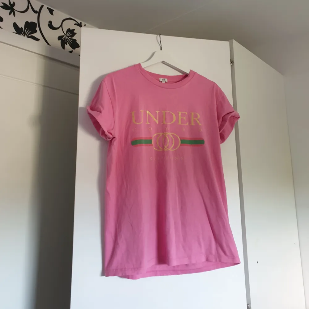 Rosa T-shirt köpt för 500 kr på rover island 2016. Använd ett fåtal gånger. Köparen står för frakt😘. T-shirts.