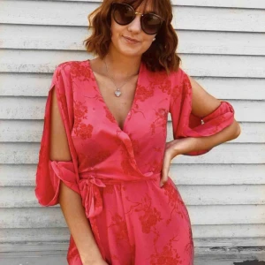  - Säljer min älskade byxdress som jag endast använt två gånger. Säljer den pga mina bröst tyvärr växt ut den. Den är som ny, och säljer därför den för 200kr (köpt för 399kr)  Köparen står för frakt, betalning via swish♥️