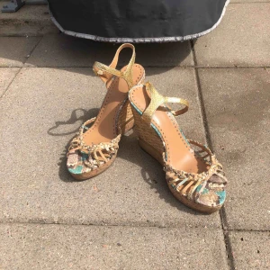  - Kilklackar från ASH strl 40. Väldigt fint skick och sköna att gå i. Ordinarie pris 1800kr nu 200kr. Frakt tillkommer. 