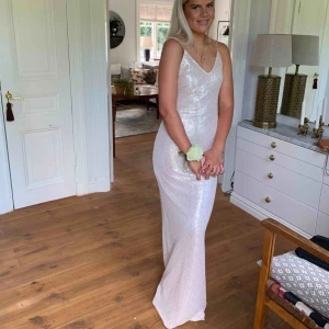  - säljer min OTROLIGT fina balklänning😍 den är sååå bekväm och stretchig❤️jag är oftast en S/36 och är 173 cm och denhär satt perfekt på mig, använd en gång (på balen🥰) frakten ingår och tar endast swish😊