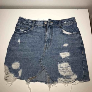  - Superfin blå jeanskjol från ZARA. Slitningar fram & bak. Säljes pga att den är för liten för mig:/ <3