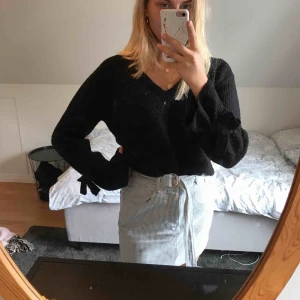  - Fin tröja från Linn Ahlborgs kollektion men NAKD. ganska stor i storleken & passar XS - L beroende på hur man vill att den ska sitta <3 använd några gånger och är lite nopprig som man ser på sista bilden men annars fint skick.