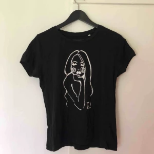  - T-shirt med fint tryck