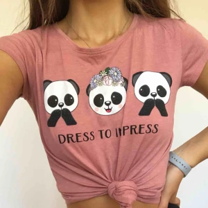  - Gullig T-shirt med sockersöta pandor på, säljer på grund av att jag använder för sällan. Frakt ingår!