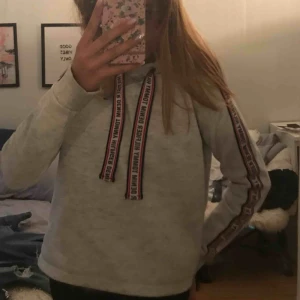  - Äkta hilfiger hoodie köpt för 100 dollar, köparen står för frakt 😘 nyskick, älskar denna men kommer tyvärr inte till användning