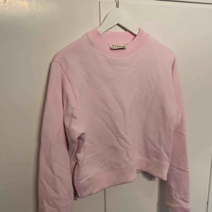  - XS men oversize, så mer S. Har en pyyytteliten fläck (se sista bild).  Croppad med dragkedjor som detaljer.