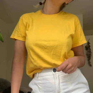  - Gul tröja köpt second hand. Väldigt skön och basic, men har aldrig fått användning för den! Frakt: 10kr för ospårat, 63kr för spårat.