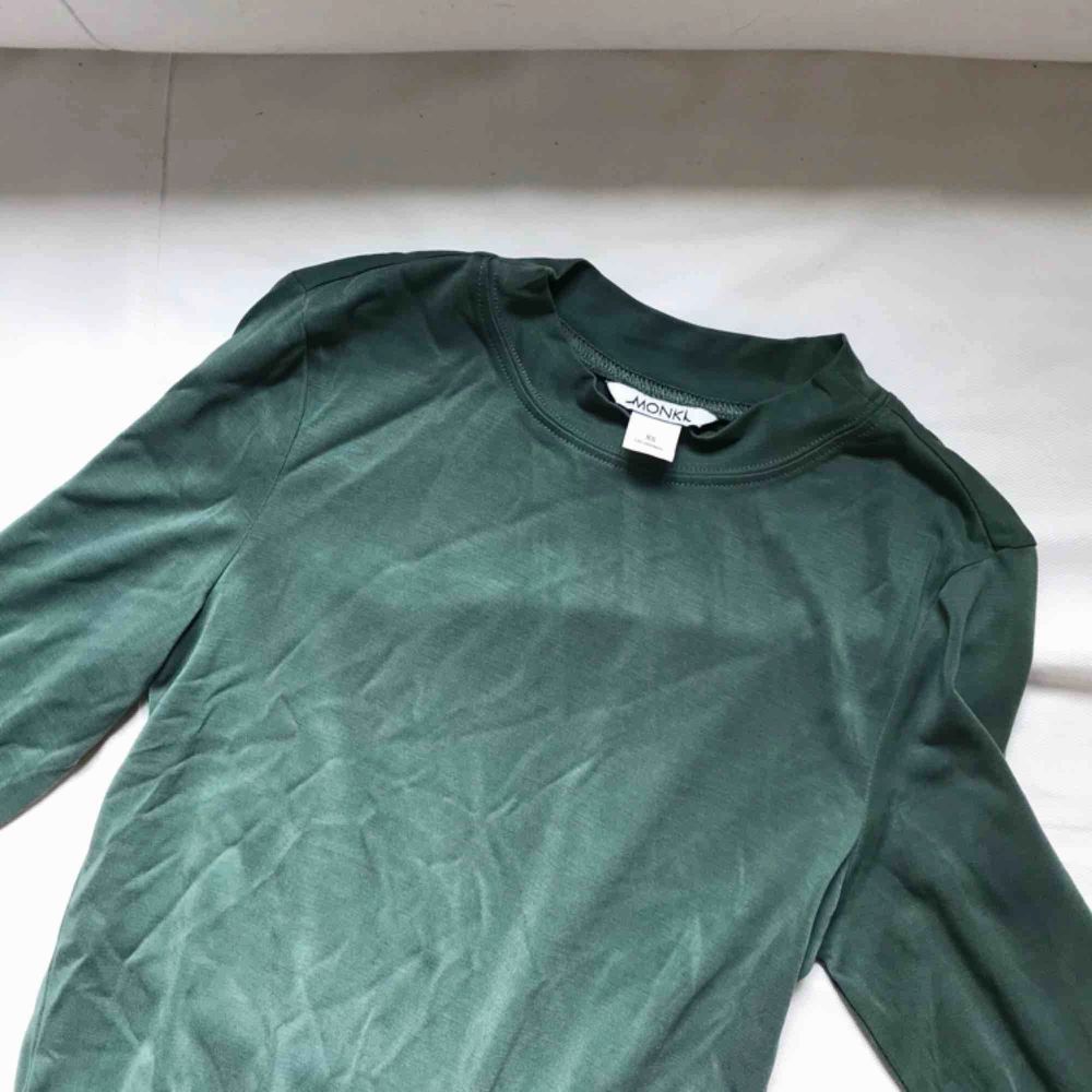 Långärmad basic tröja i en superfin grön färg från Monki! Aldrig använd endast provad. Frakt 15kr   Gbg/Borås. Skjortor.