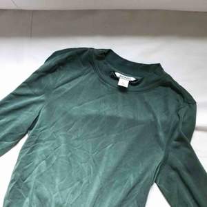 Långärmad basic tröja i en superfin grön färg från Monki! Aldrig använd endast provad. Frakt 15kr   Gbg/Borås