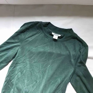  - Långärmad basic tröja i en superfin grön färg från Monki! Aldrig använd endast provad. Frakt 15kr   Gbg/Borås