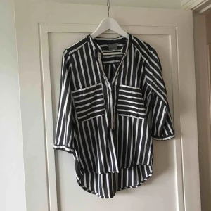  - Blus Vero Moda. Frakt 30 sek. Storlek S. Randig grå och vit. 