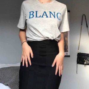  - Tight, svart kjol i tjockt material perfekt till ett finare evenemang! Har kedja i svanken, mönster (som visas) både fram och bak.