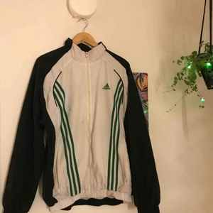  - Adidas vintage jacka. Två fläckar på jackan som man ser på bilden som tyvärr inte går bort men det är inget som jag har tänkt på! Frakt tillkommer :) 