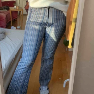  - Jättesnygga utsvängda byxor!! I jeansmodell. Sitter så jäkla snyggt på. Är 164 cm och de är lagom långa för mig. Tighta till knät typ sen går de ut 