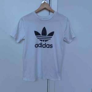 Adidas T-shirt  - Adidas t-shirt i strl 164 men sitter bra på dig som har XS/S. Mönstrad logga. Använd fåtal gånger.