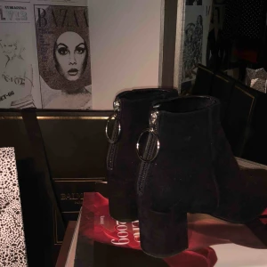  - Svarta spetsiga boots i mocka med dragkedja bak med en ring från Billi Bi. Superfina och använda alldeles för lite. Använda 5-6 gånger. Ordinariepris ca 1800. Klack ca 5 cm. Köpta på NK i Göteborg. Köparen står för frakt eller möts upp i Göteborg. 