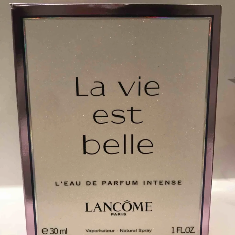 Parfym La vie est Belle från Lancome, 30ml. Aldrig använd, säljs pga öppnad förpackning så går ej att lämna tillbaks . Övrigt.