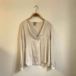  - Vit blus i silke från H&M.