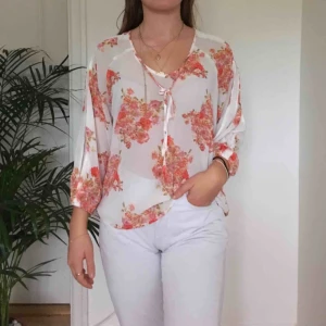  - En härlig blommig sommarblus Vi möts gärna upp i Stockholm men om frakt betalar köparen det