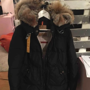  - Parajumpers long bear stl L är mer stl M då dom är små i stl ..använd men i fint skick har mycket kvar att ge! Kan skickas köpare betalar frakt på 95kr spårbart 