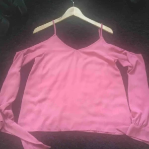  - Toppar i storlek 34-34 säljer mellan 49-39 kr 