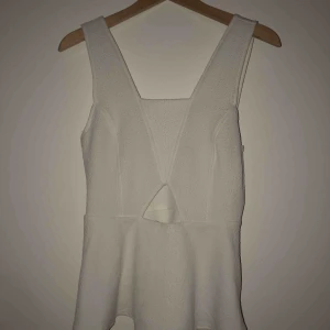  - vit topp med en öppning i mitten av magen i form av en triangel, storlek L. Oanvänd. Frakt tillkommer!