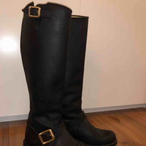  - The Urban Project Gold, höga. Använda max 10 gånger, i fint skick. Säljer pågrund av att jag inte längre får upp dom över mina vader. Så man bör ha medelsmala vader. Annars, älskar jag dom. 