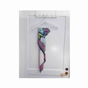  - Sjal i silkigt material. Frakt: 18:-