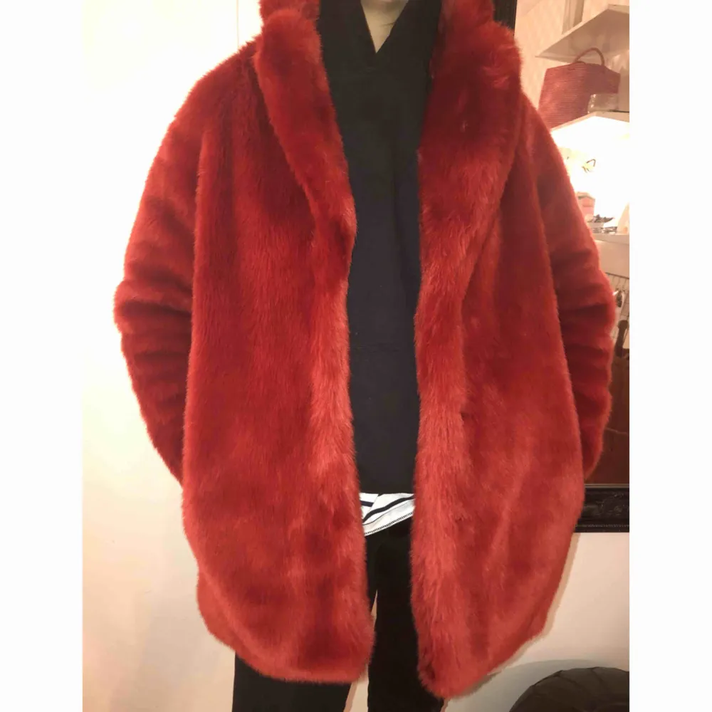 Säljer röd slutsåld jacka från H&M.  Nypris: 899:-  Storlek 38 men passar för en 34-37  I jätte fint skick . Jackor.